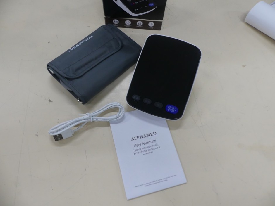 Electronic blood pressure monitor with 22-42cm cuff