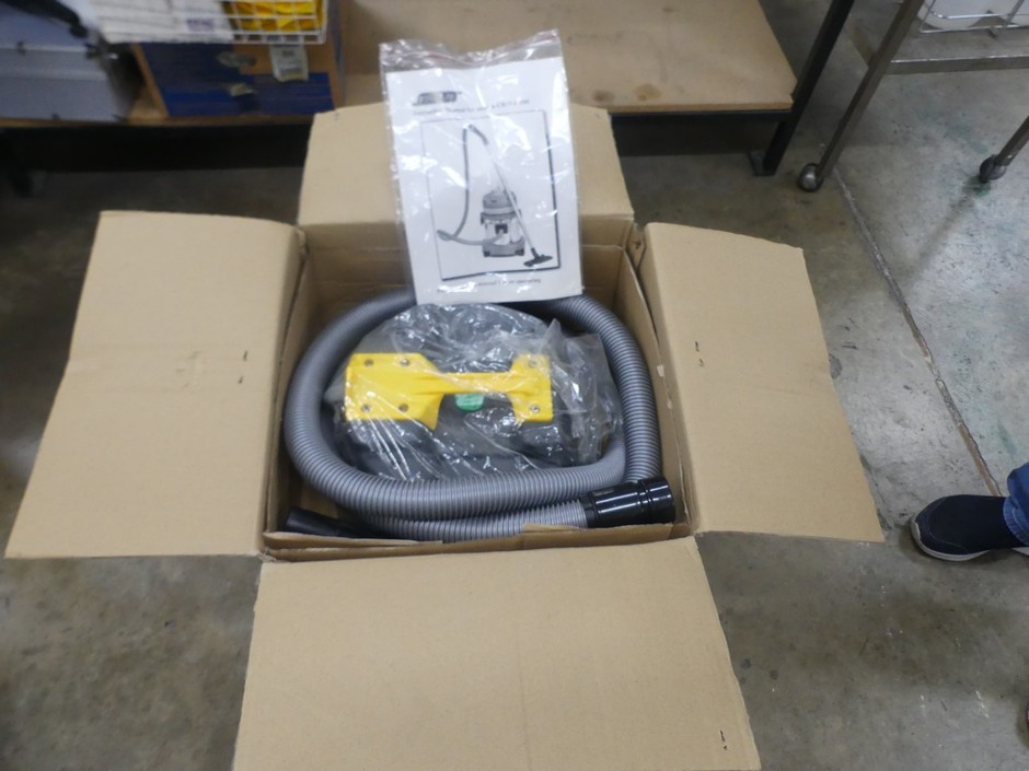 <p>Wet/Dry Commercial Vacuum Cleaner</p>