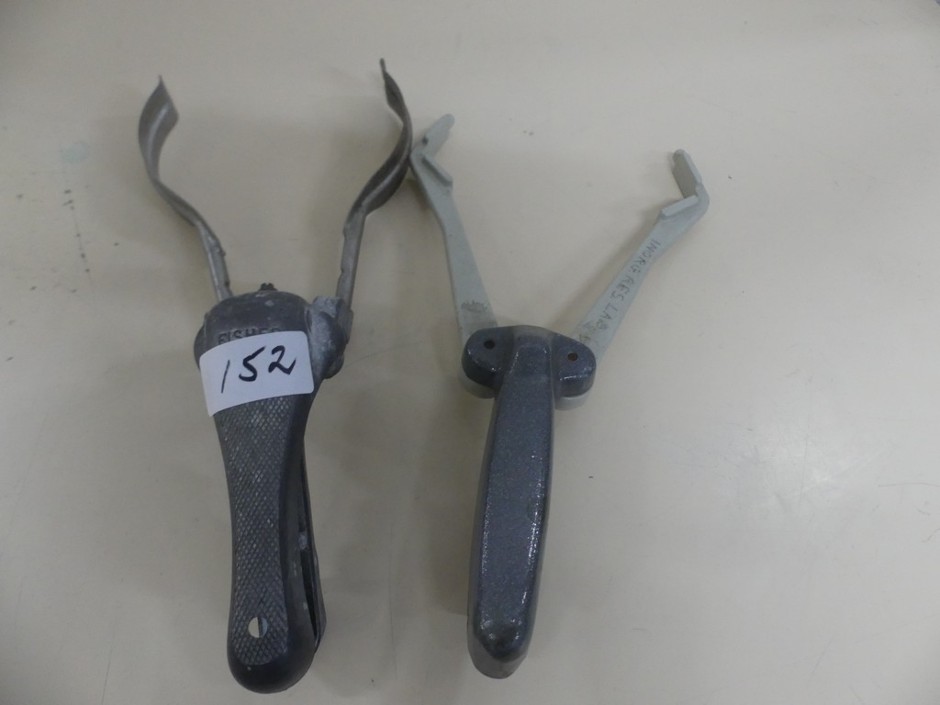 <p>Safety Tongs 300 x 130mm</p>