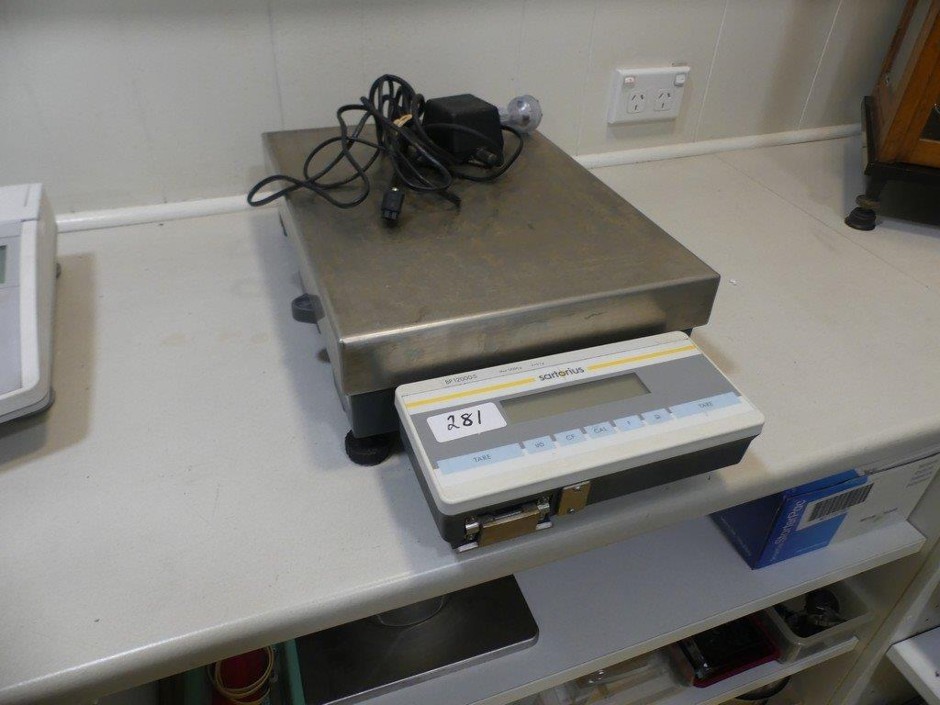 <p>Balance Top Pan 12kg x 0.1g External Calibration</p>