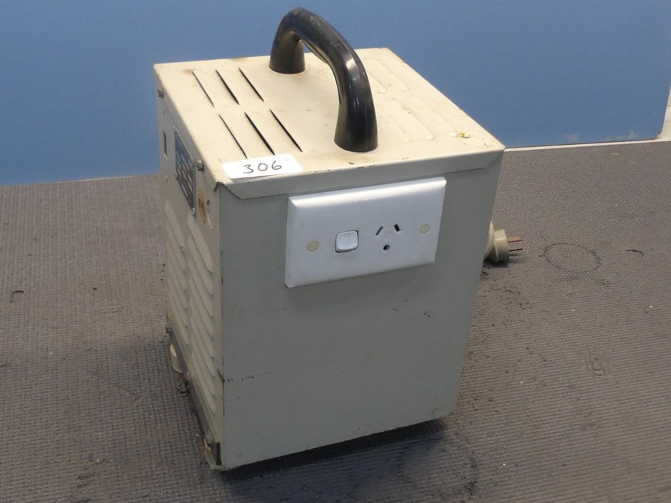 <p>Step-Down Transformer 240/115V 2000VA</p>