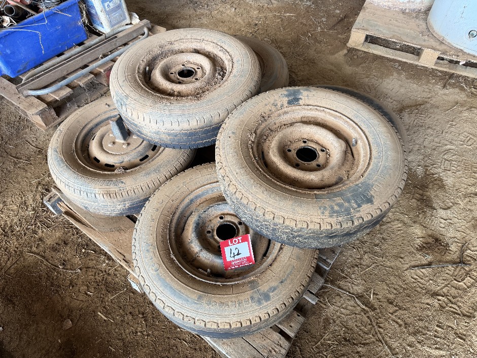 <p>Car Rims And Tyres</p>