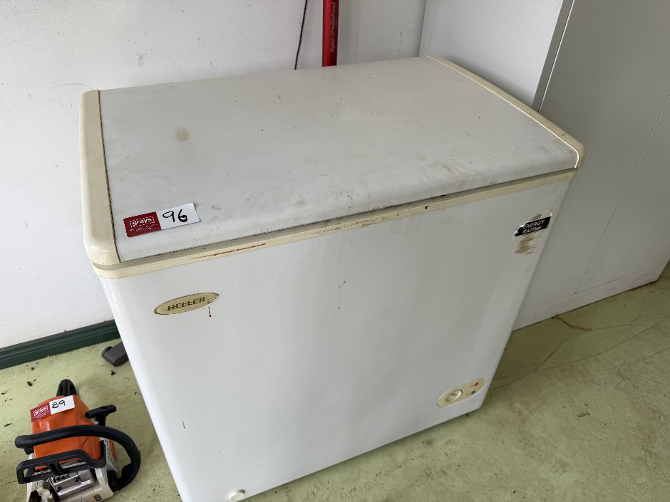 <p>Heller Chest Freezer</p>