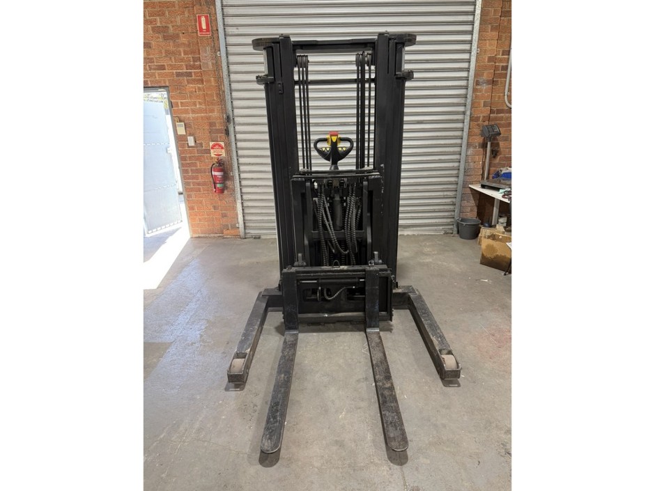 <p>Electric Walkie Stacker</p>