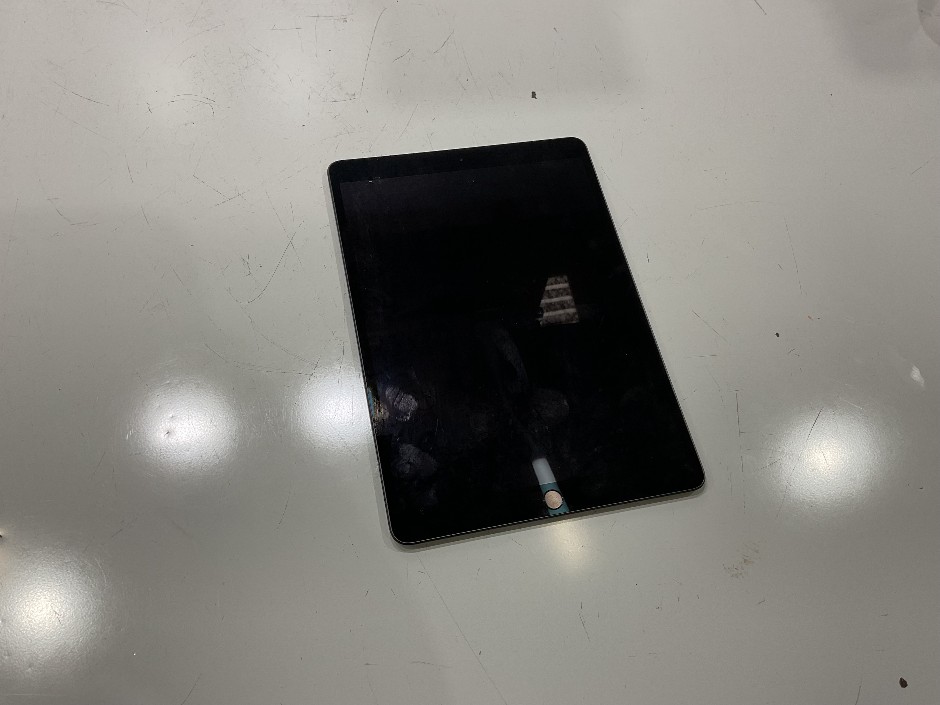 <p>APPLE IPAD AIR 3RD GEN A2123</p>