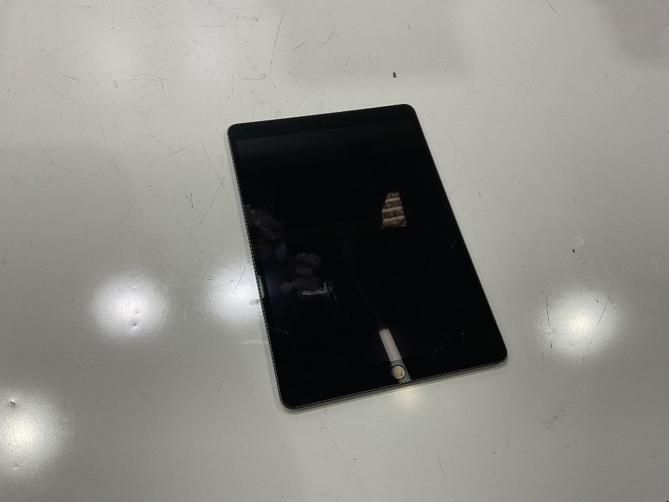 <p>APPLE IPAD AIR 3RD GEN A2123</p>