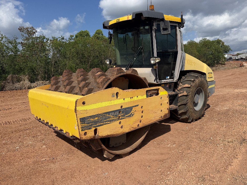 <p>2016 Dynapac CA4000PD Vibratory Padfoot Roller</p>