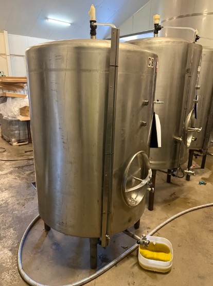 <p>1200 Litre Stainless Steel Storage Tank</p>