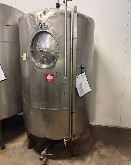 <p>2100 Litre Stainless Steel Storage Tank</p>