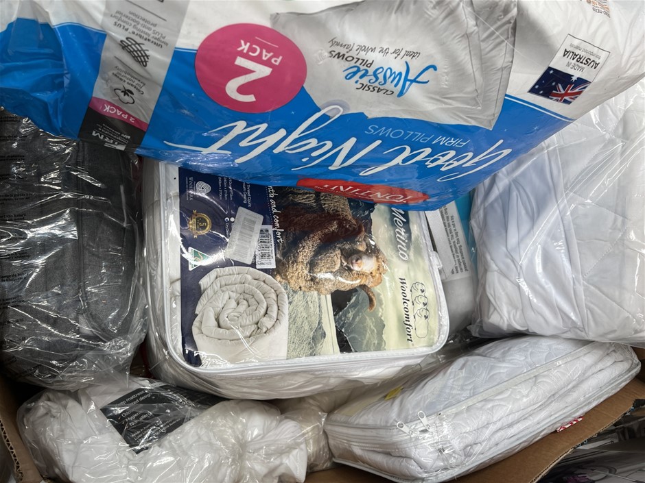 10 x Assorted Bedding Products; Inck. Wool Blanket, Pillows, Quilts & More.
