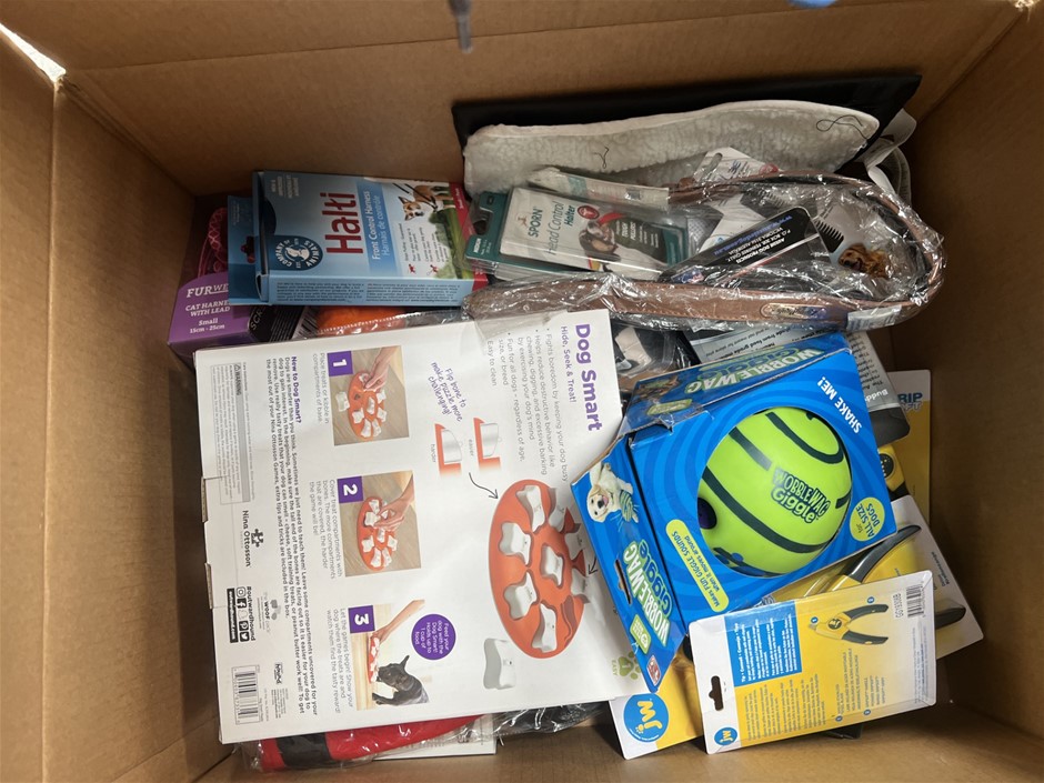 13 x Assorted pet products. NB: Photo as is. Some Not in Original Packaging