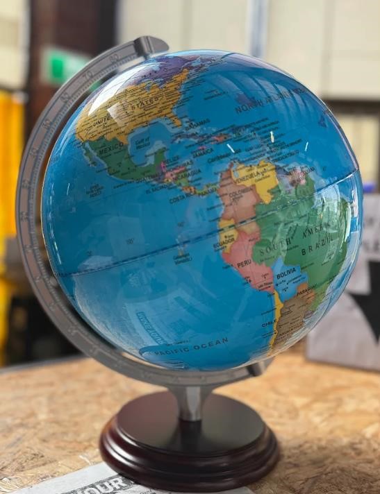 ANTIQUE WORLD 30cm Diameter 360° Rotatable Globe with Stable Wooden Base.