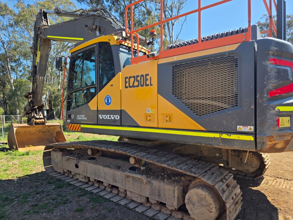 2022 Volvo EC250EL 24-Ton Tracked Excavator