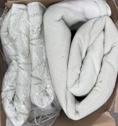 Box of 2x Blankets. NB: Items may not be in original packaging and may have