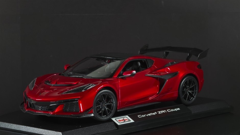 MAISTO 1:18 Die Cast Cars Corvette ZR1 Coupe, Red. NB: Damaged packaging.