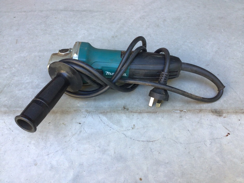 <p>Makita GA4030 Corded Grinder</p>