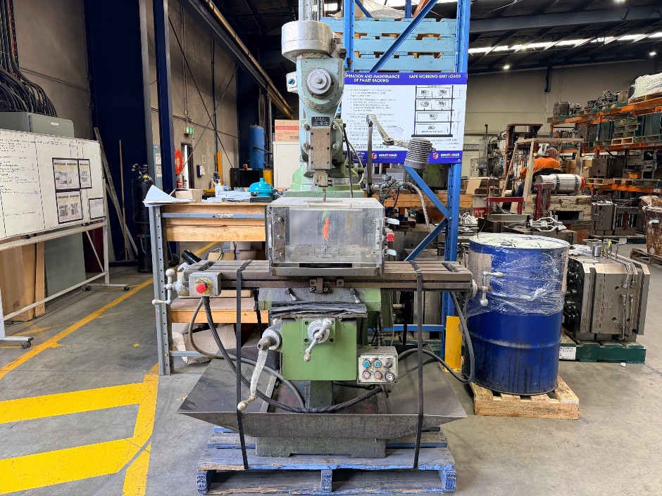 <p>Regal M38 Vertical Milling Machine</p>