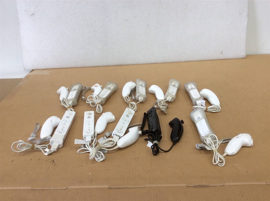 Nintendo Wii Remote Controllers & Nunchuk Controllers (Lot of 10)