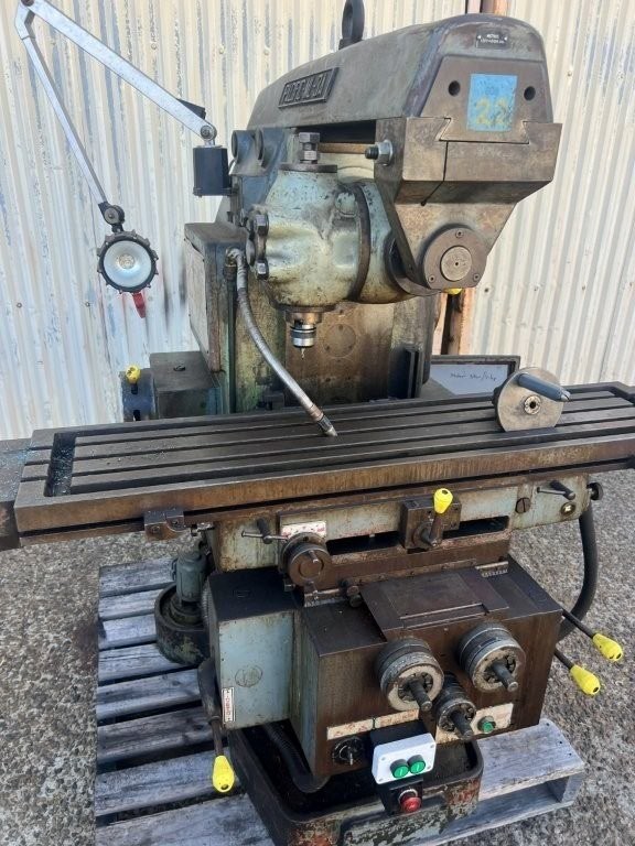 <p>Pacific ML-3A Universal Milling Machine</p>