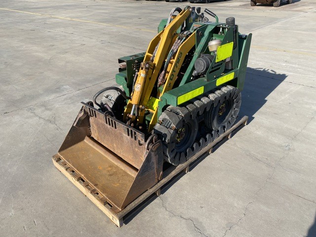 <p>Kanga DT725 Mini Loader</p>