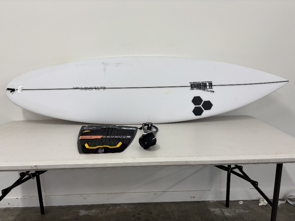 <p>6’1” CL Rock Surfboard & Accessories</p>
