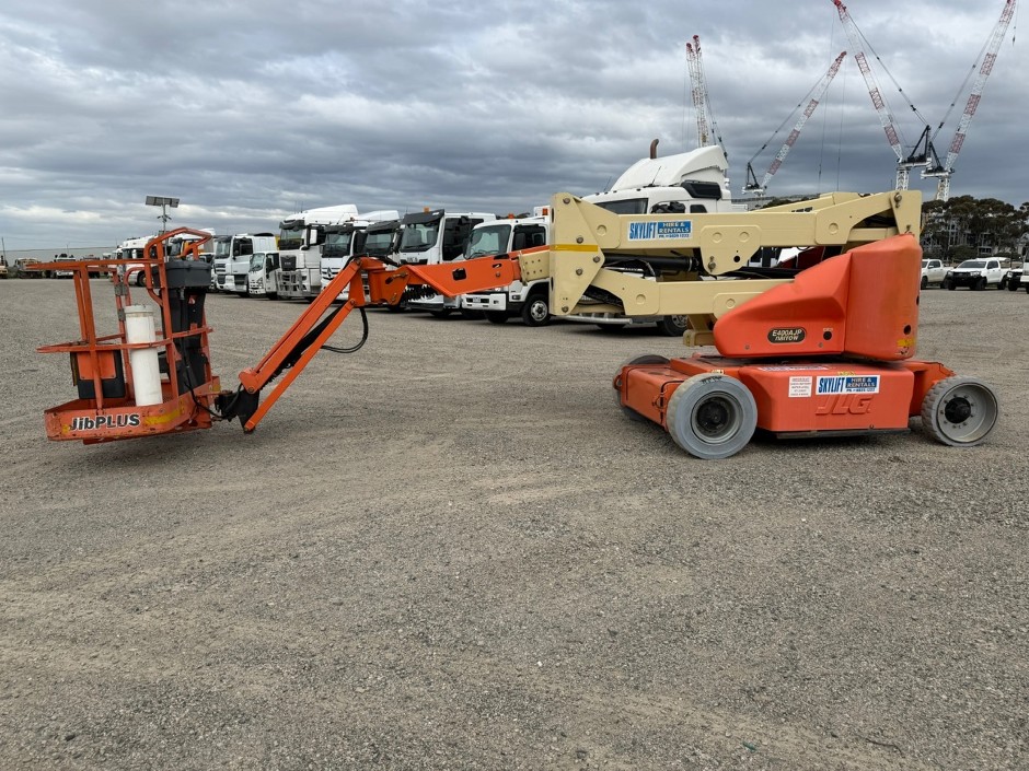 <p>2007 JLG E400 Electric Narrow Knuckle Boom Lift</p>
