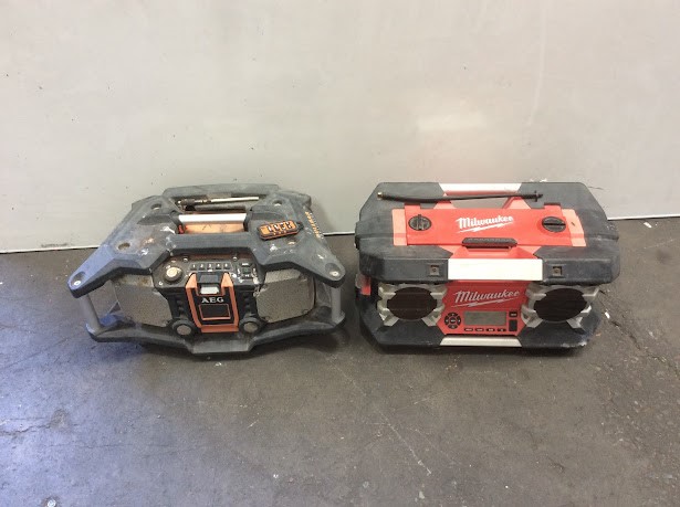 AEG JSR 18240 Radio&Milwaukee C12-28 DCR Contractor Jobsite Radio(Lot of 2)