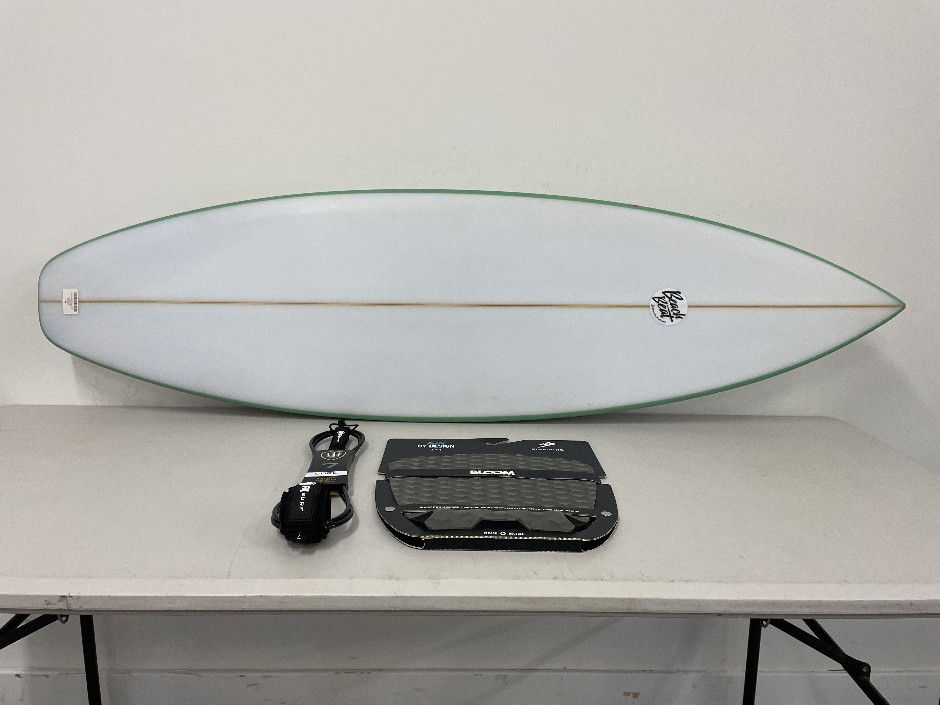 <p>5’6” Beach Beat Grom Surfboard & Accessories</p>