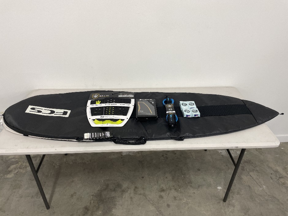 <p>6’3” FCS Surfboard Bag and Accessories</p>