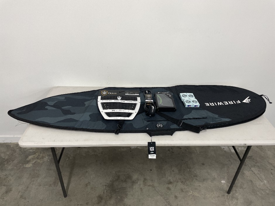 <p>6’6” FireWire Surfboard Bag and Accessories</p>