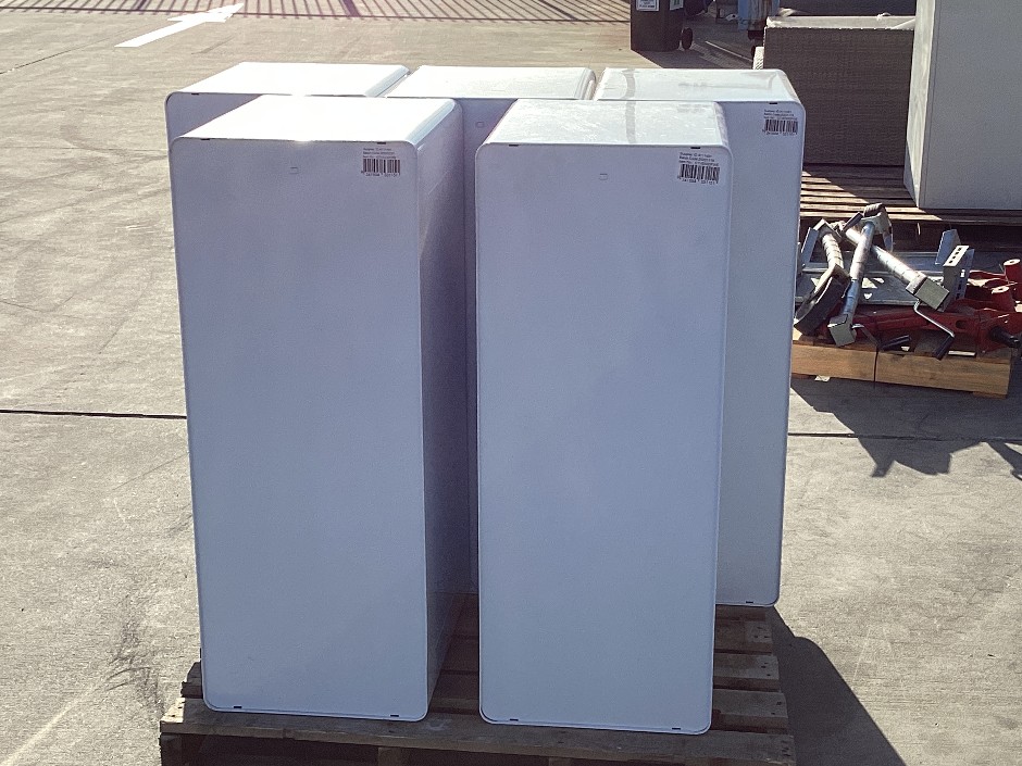 <p>Metal 3 Draw Filing Cabinets x 5</p>