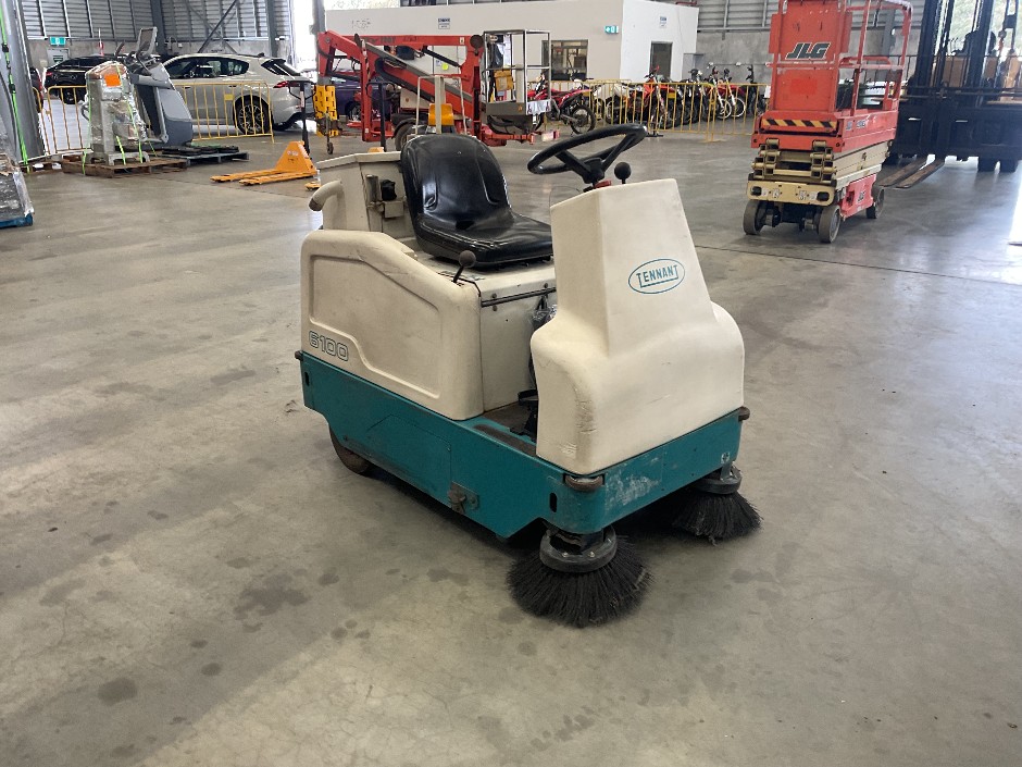 <p>TENNANT 6100 RIDE ON SWEEPER WITH 36 VOLT CHARGER</p>