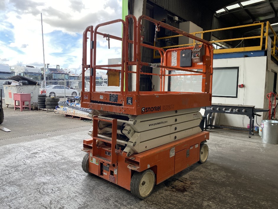 <p>2017 Snorkel S4726E Electric Scissorlift</p>