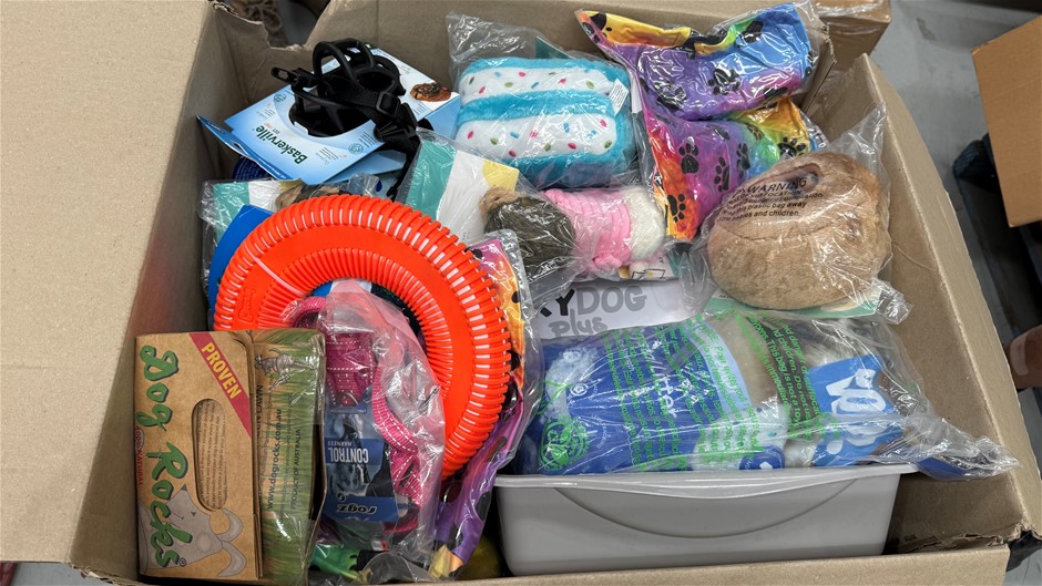 Assorted Box of Pet Items. NB: Items may not be in original packaging and