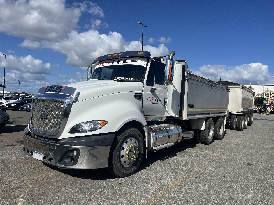 2010 CAT CT700-15L and Dog Trailer 6x4 Tipper