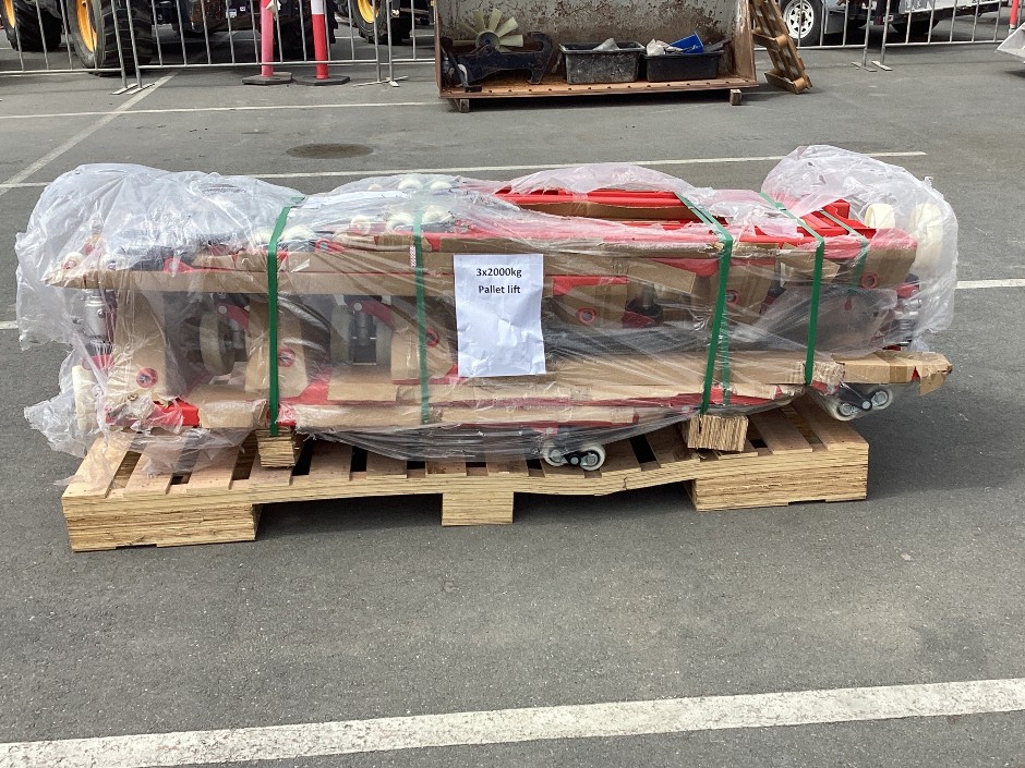 <p>3 x Palletjacks</p>