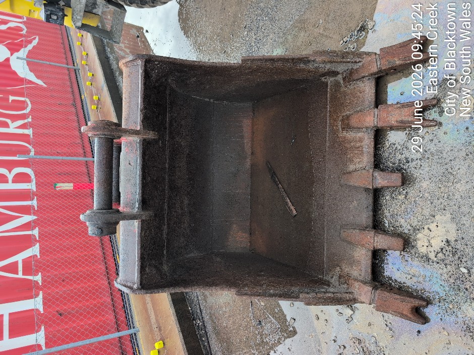 <p>EXCAVATOR BUCKET (Site ID: 246)</p>