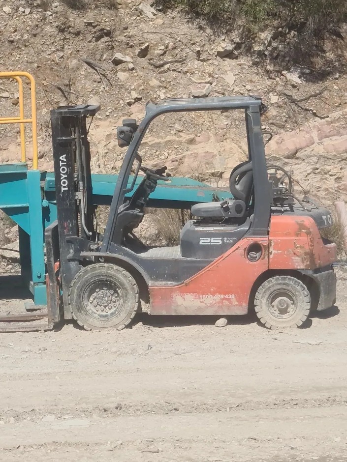 <p>2012 Toyota 2.5T LPG Counterbalance Forklift</p>