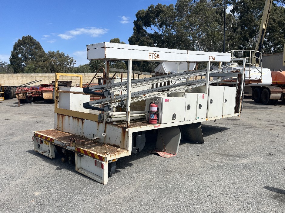 <p>TRUCK TRAY WITH TOOLBOXES</p>