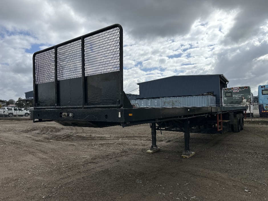 <p>1978 Fruehauf Dual Axle Extendable Flat Top Trailer</p>