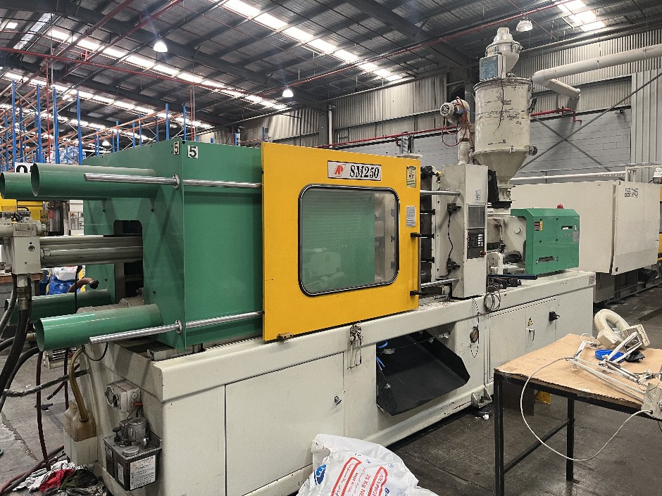 <p>Injection Moulding Machine</p>