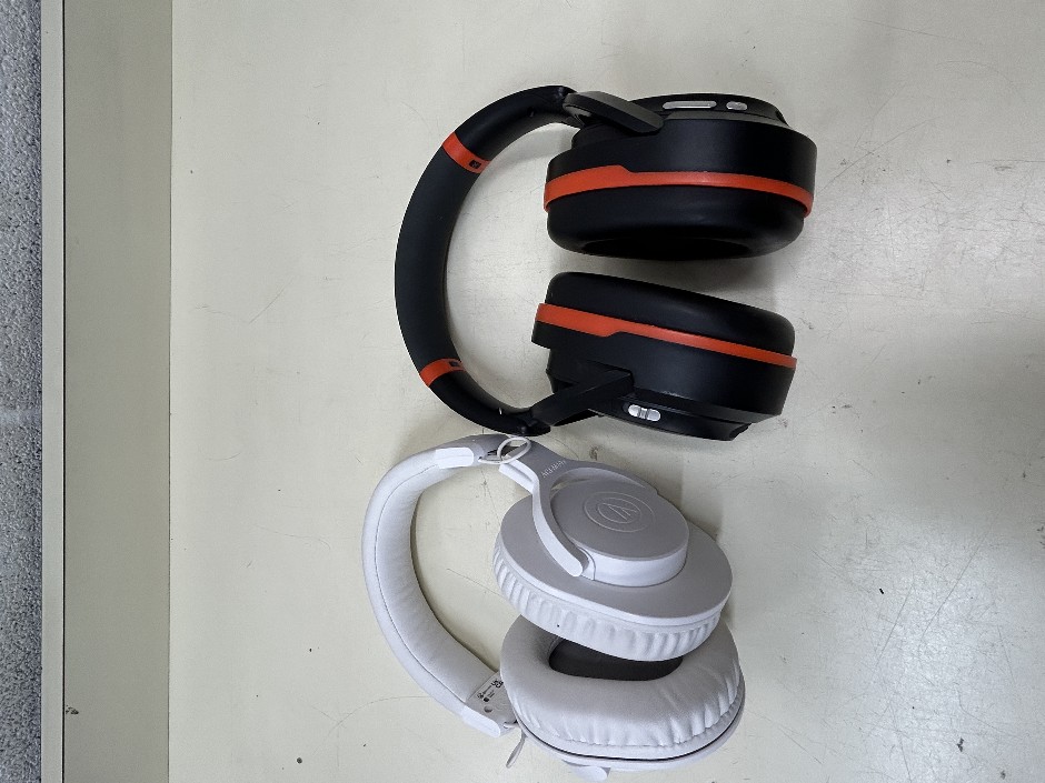 2 x Wireless Headphones incl AUDIO TECHNICA & CITECO