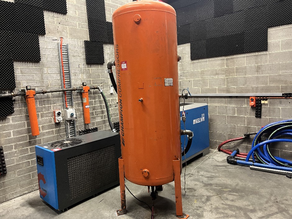 <p>Vertical Industrial Air Receiver Tank</p>
