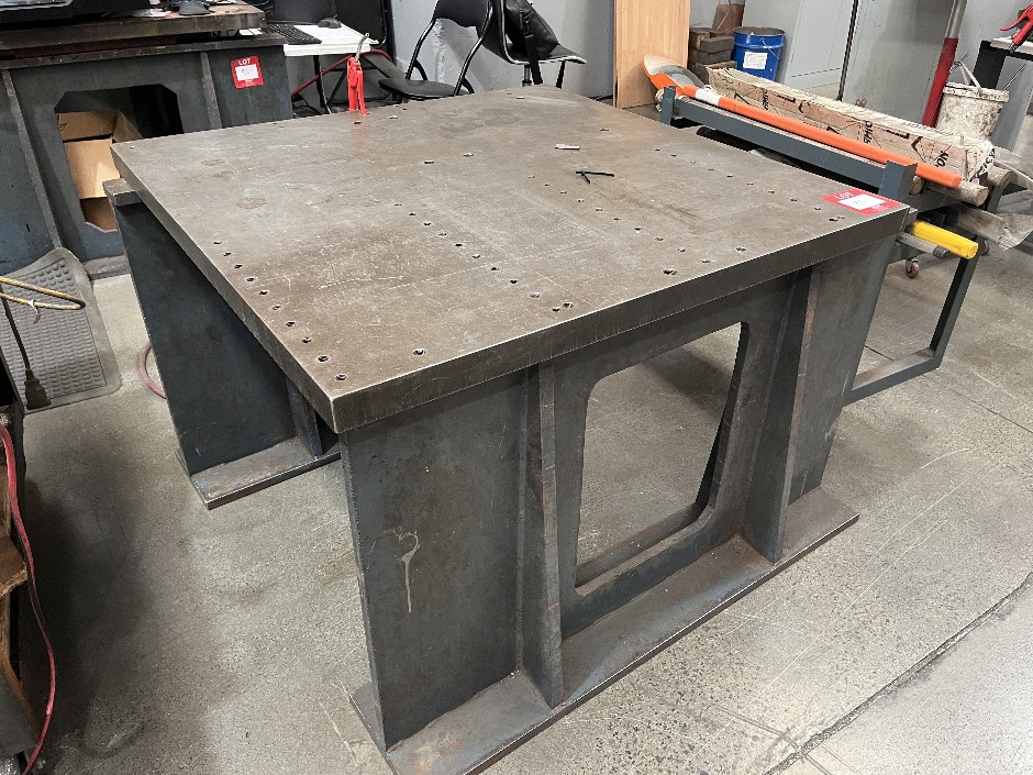 <p>1x Steel Plate Table on 2x Steel Legs</p>