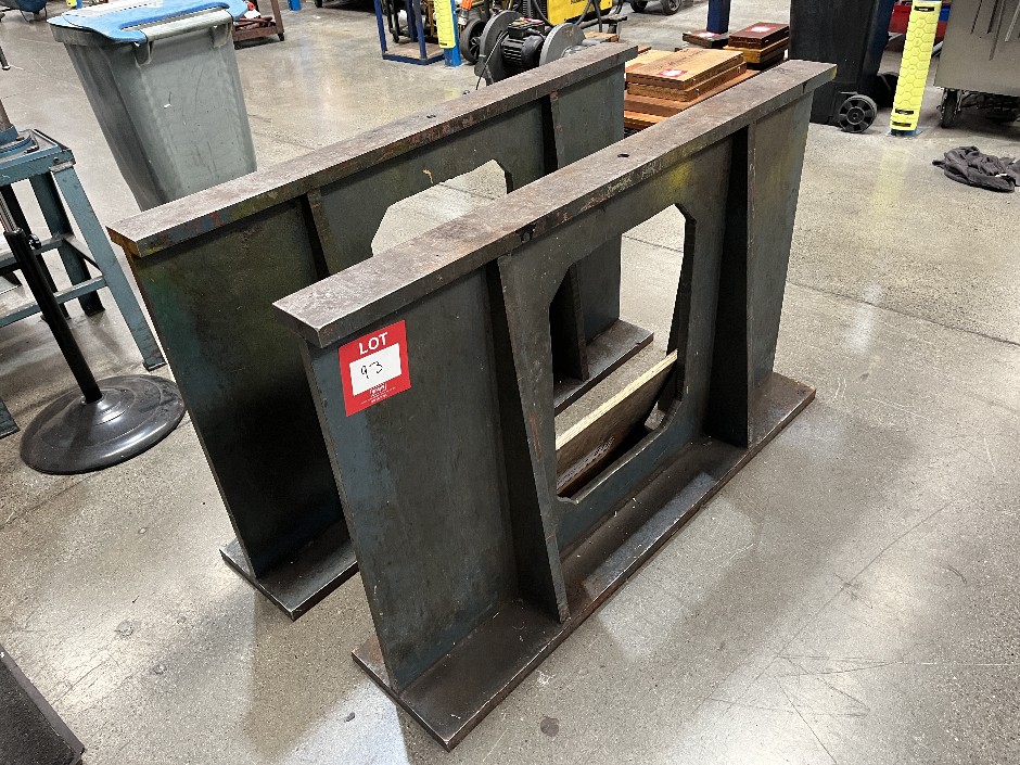 <p>2x Steel Legs</p>
