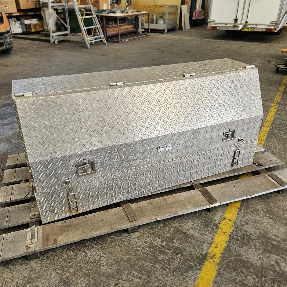 <p>Heavy Duty 1800mm Aluminium Tool Box for Utes</p>