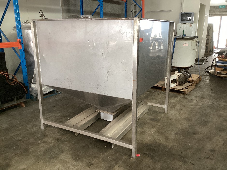 <p>Stainless Steel Hopper</p>