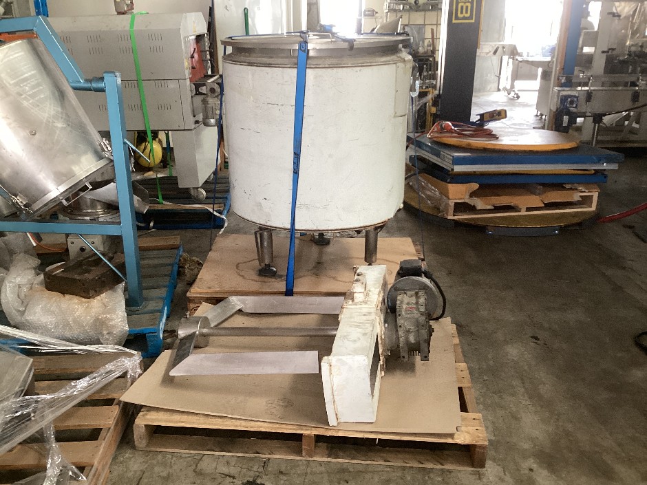 <p>Jacketed Mixing Tank</p>