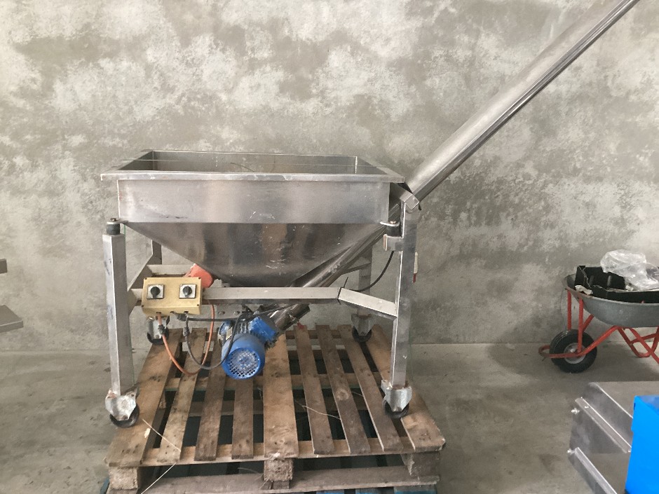 <p>Auger Feed Unit With Stainless Steel Hopper</p>