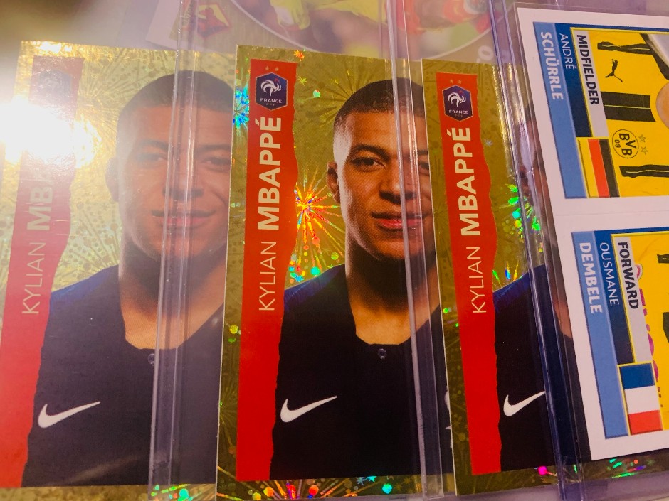 lot 1000 or more soccer cards/stickers  football memorabilia